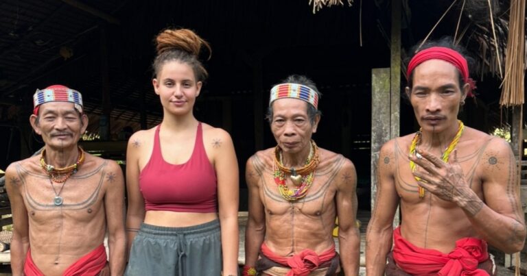 Mentawai. Il proprio mondo inciso sulla pelle