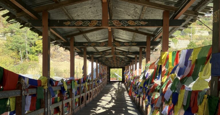 In Bhutan, fra spiritualità e TikTok