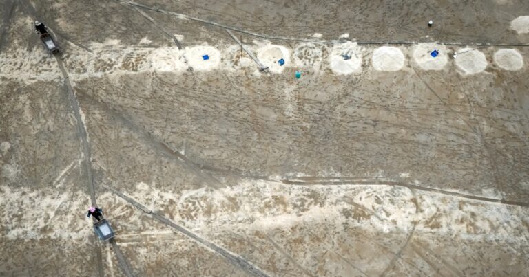 Echi thailandesi raccontano gli ultimi raccoglitori di sale